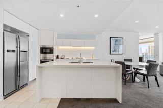 2BR Breathtaking Ocean Views - Iconic Oracle Tower - 4