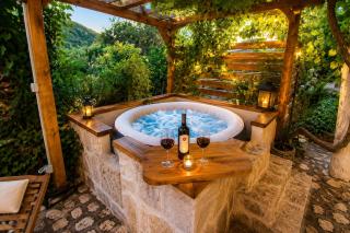Rustic Garden & Jacuzzi Retreat - 0