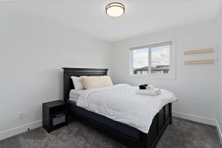 The Happy place - Luxurious, Cozy and Modern Home with 4 bedroom Air-condition, Netflix, Free Parking close to Airport and West Edmonton Mall - 5