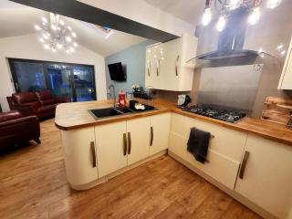 Modern 3-Bed Family Haven Wfree Parking - 5