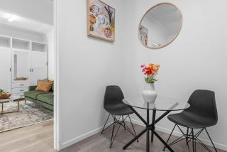 Spacious CBD Studio - Short Walk to Hospitals - 1