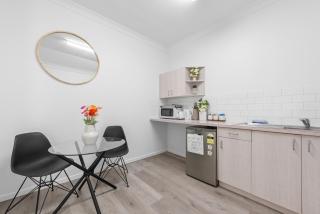 Spacious CBD Studio - Short Walk to Hospitals - 7