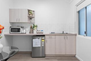 Spacious CBD Studio - Short Walk to Hospitals - 2