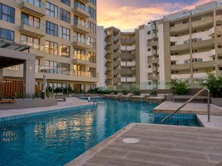 Modern studio with balcony, pool & coworking space - 0