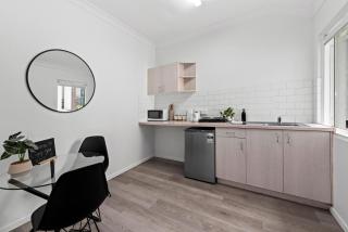 Spacious and Cozy Studio - Short walk to Hospital - 1