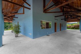 Piscina com hidromassagem, churrasqueira e lareira externa - 1