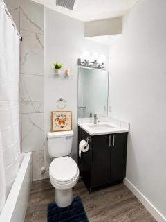 Cozy & Modern Guest Suite-Minutes away from Lake! - 6