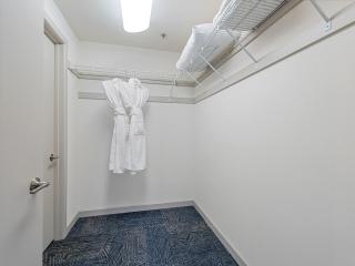 Downtown Dallas Penthouse with City Views, Free Parking, Gym & Pool - 4