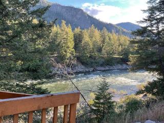 Doug's Emporium and Riverside Cabins - 3