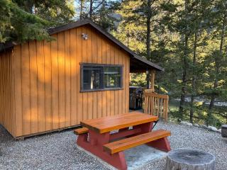 Doug's Emporium and Riverside Cabins - 8
