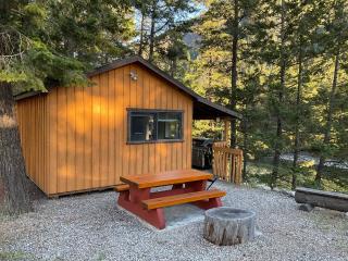 Doug's Emporium and Riverside Cabins - 9