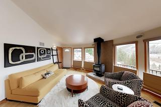Retro Chic Roundhouse Retreat - 7