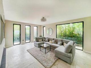 Stylish Smart Home Near Leeds - 4 En-Suite Bedrooms - 3