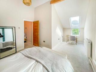 Stylish Smart Home Near Leeds - 4 En-Suite Bedrooms - 1