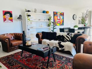 Luxury 2br CBD View Apartment with huge Balcony - 1