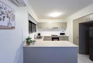 Calm Hideaway - Townhouse with Pool Access & Garage - 7