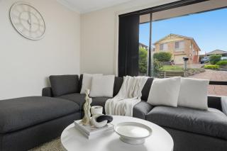 Glenorchy Family Retreat Near MONA & Hobart CBD Sleeps 11 - 3