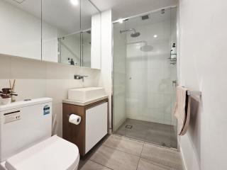 2BR Fortitude Valley Pool Gym and Parking - 1