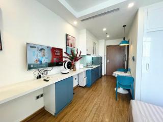 Luxury Skyline Apartment for Couples at Vinhomes Green Bay Hanoi District - 3