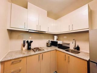 Warm & Cozy 1BR Uptown Parksuites T1 Pay Parking 23Q - 4