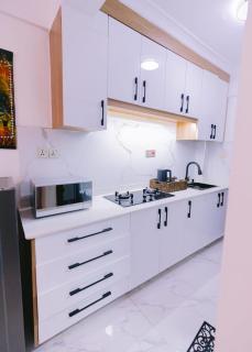 Studio in Kilimani Yaya Centre 2 min Walk to Yaya Centre 5 min to Adlife Plaza 10 min to Junction Mall 15 min to Westlands & Nairobi CBD Fast Wi-Fi Smart TV Fully Equipped Kitchenette Free Parking Security Gym Access Self Checkin - 1