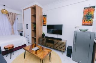 Studio in Kilimani Yaya Centre 2 min Walk to Yaya Centre 5 min to Adlife Plaza 10 min to Junction Mall 15 min to Westlands & Nairobi CBD Fast Wi-Fi Smart TV Fully Equipped Kitchenette Free Parking Security Gym Access Self Checkin - 2