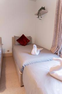 Large 3BR House Sleeps 9 Town Centre Parking - 7