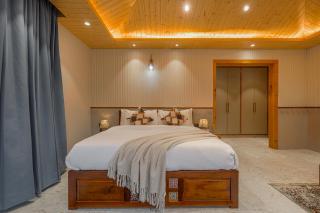 ELIVAAS Signature Bask and Blessings Mist Suites with Private Balcony - 9