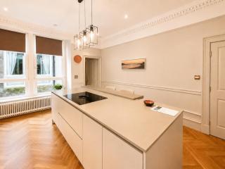 Entire Three Bed Executive Flat - 7