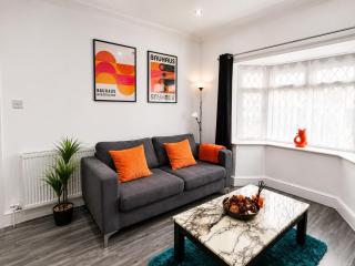 4 Bed Home Near Legoland Sleeps 8 with Parking - 3