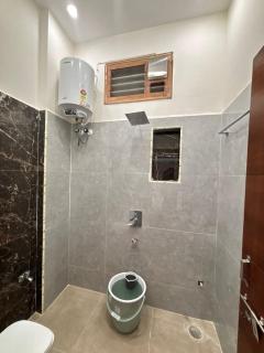 Glaxio Homestay, New Spacious 2BHK apartments in Tirupati Near Railway Station with fully equipped kitchen, AC bedrooms, 24 hours water, caretaker service, and ample space for Car Parking & ideal for Families and Pilgrims - 5