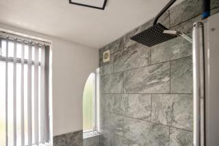 Stylish 3BR Home Free Parking & Fast WiFi - 8