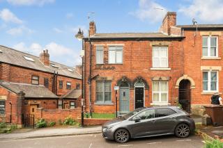 Stylish 3BR Home Free Parking & Fast WiFi - 6