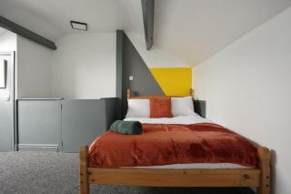 Stylish 3BR Home Free Parking & Fast WiFi - 2