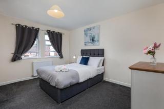House - Sleeps 10 - Parking - WiFi - 8