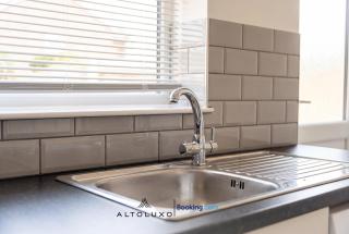 Orchid 2 Luxury 3BR House By AltoLuxo Short Lets & Serviced Accommodation With Free WiFi & Parking - 2