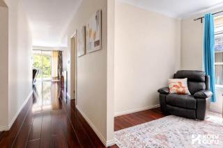KozyGuru | Richmond | Stylish 3-Bedroom City Gem - 6