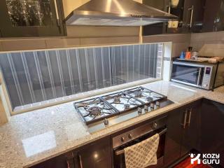 KozyGuru | Richmond | Stylish 3-Bedroom City Gem - 5