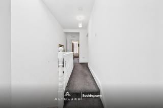 The Belle Spacious 6 Bedroom By AltoLuxo Short Lets & Serviced Accommodation With Free WiFi & Parking - 2