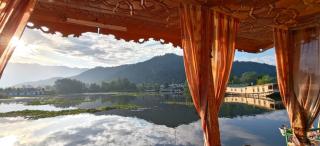 Raja's Palace Houseboat - Kashmir - 6