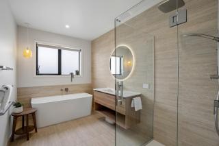Northlake Escape, Sunny, Stylish & Easy Living - 1