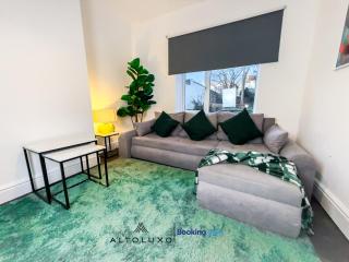 BauHaus 4 Bedroom House By AltoLuxoExperience Short Lets & Serviced Accommodation With Free Parking - 1