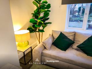 BauHaus 4 Bedroom House By AltoLuxoExperience Short Lets & Serviced Accommodation With Free Parking - 5
