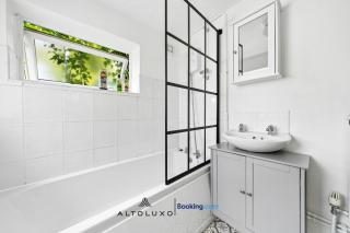 BauHaus 4 Bedroom House By AltoLuxoExperience Short Lets & Serviced Accommodation With Free Parking - 2