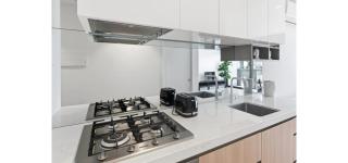 Sky High Southbank 1BR with Pool & Gym - 3
