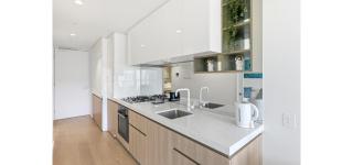 Sky High Southbank 1BR with Pool & Gym - 2