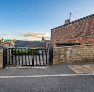 Spacious 4 bedroom house in Birstall, Leeds - 7