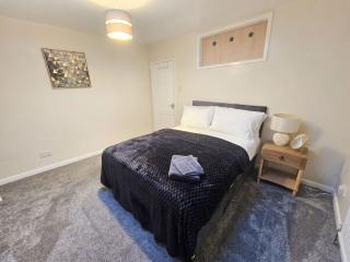 Spacious 4 bedroom house in Birstall, Leeds - 6
