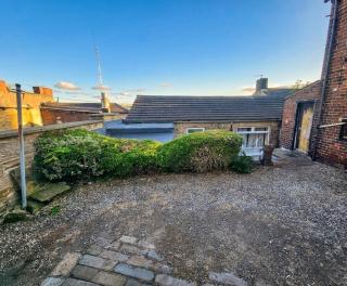 Spacious 4 bedroom house in Birstall, Leeds - 4
