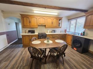 Spacious 4 bedroom house in Birstall, Leeds - 1